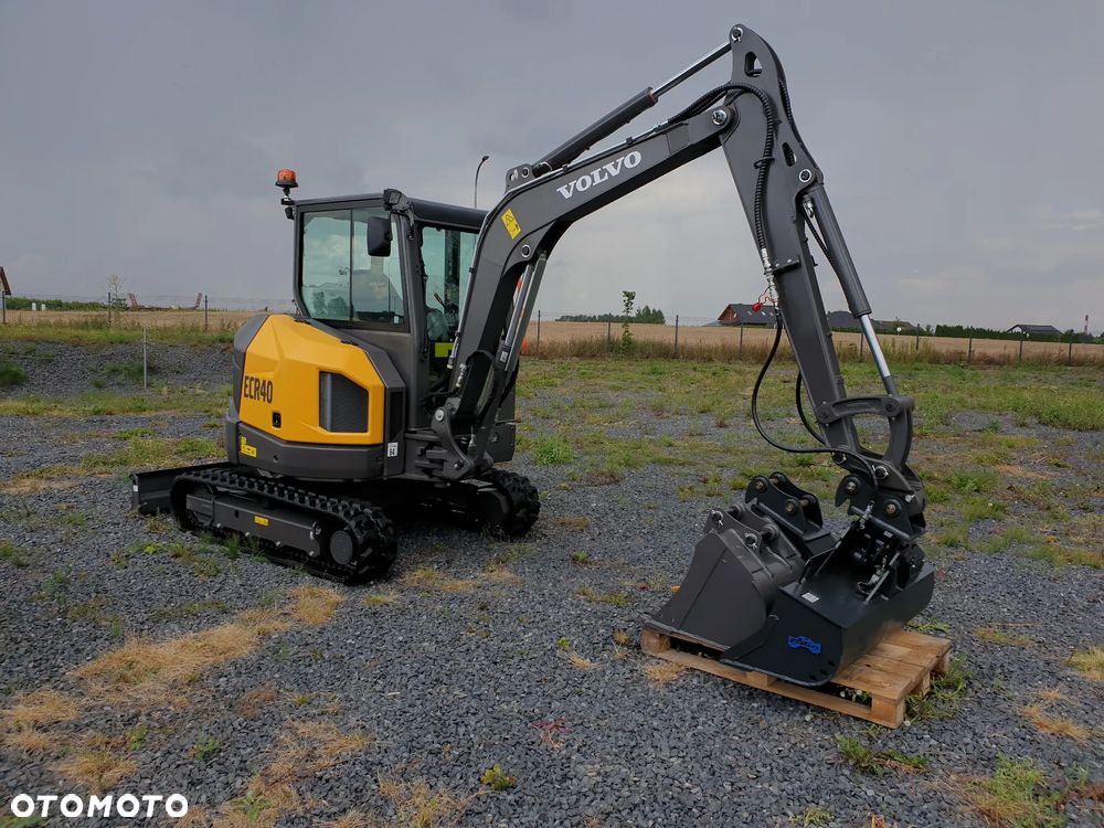 Volvo ECR40F KLIMATYZACJA NOWA DOSTĘPNA OD RĘKI, SZYBKOZŁĄCZE, DŁUGIE RAMIĘ, OBRÓT W OBRYSIE, ŁYŻKI: 300, 600, 1200MM SKARPOWA HYDRAULICZNA STEROWANA Z JOYSTICKA, PŁYWAJĄCY LEMIESZ SPYCHARKOWY - 3