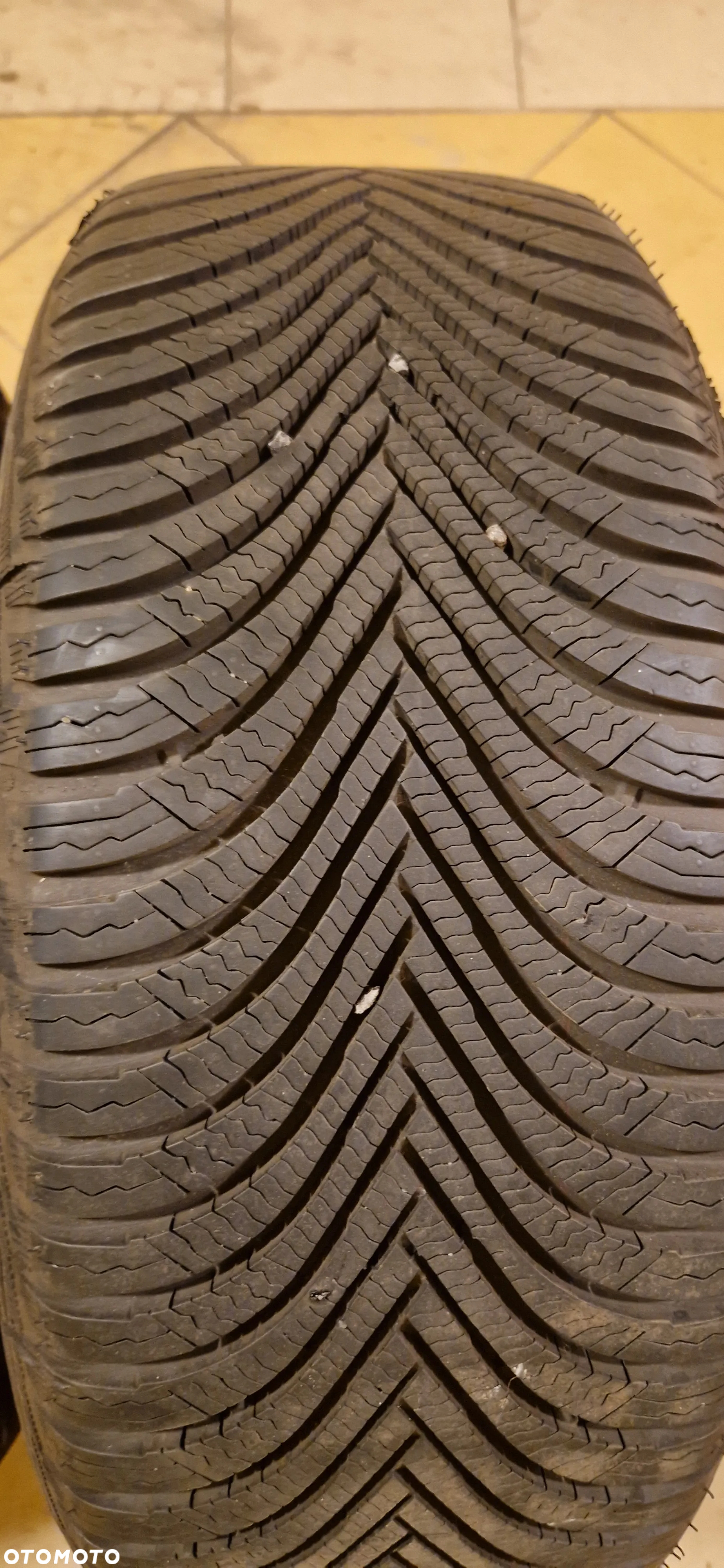 Sprzedam komplet kół z felgami aluminiowymi do VW Passata. Opony Michelin 215/55/R16 - 31