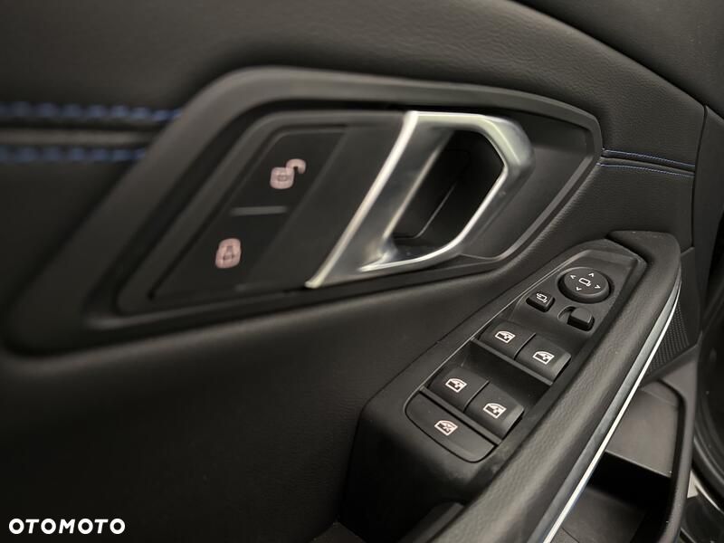 BMW Seria 3 318i M Sport - 13
