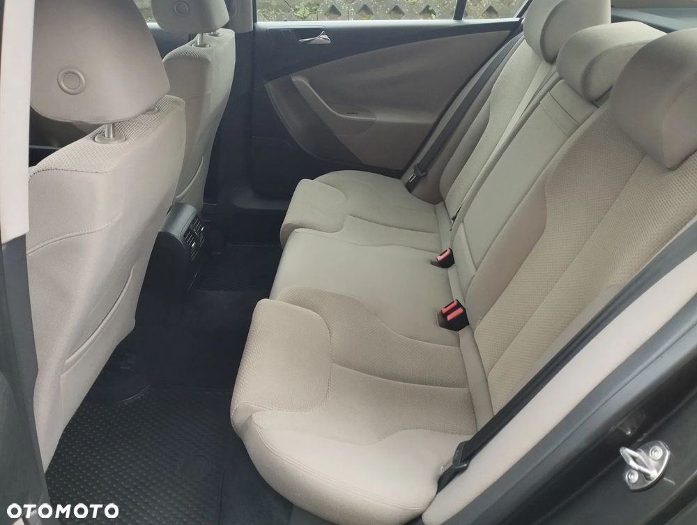 Volkswagen Passat 2.0 TDI DPF Comfortline - 14