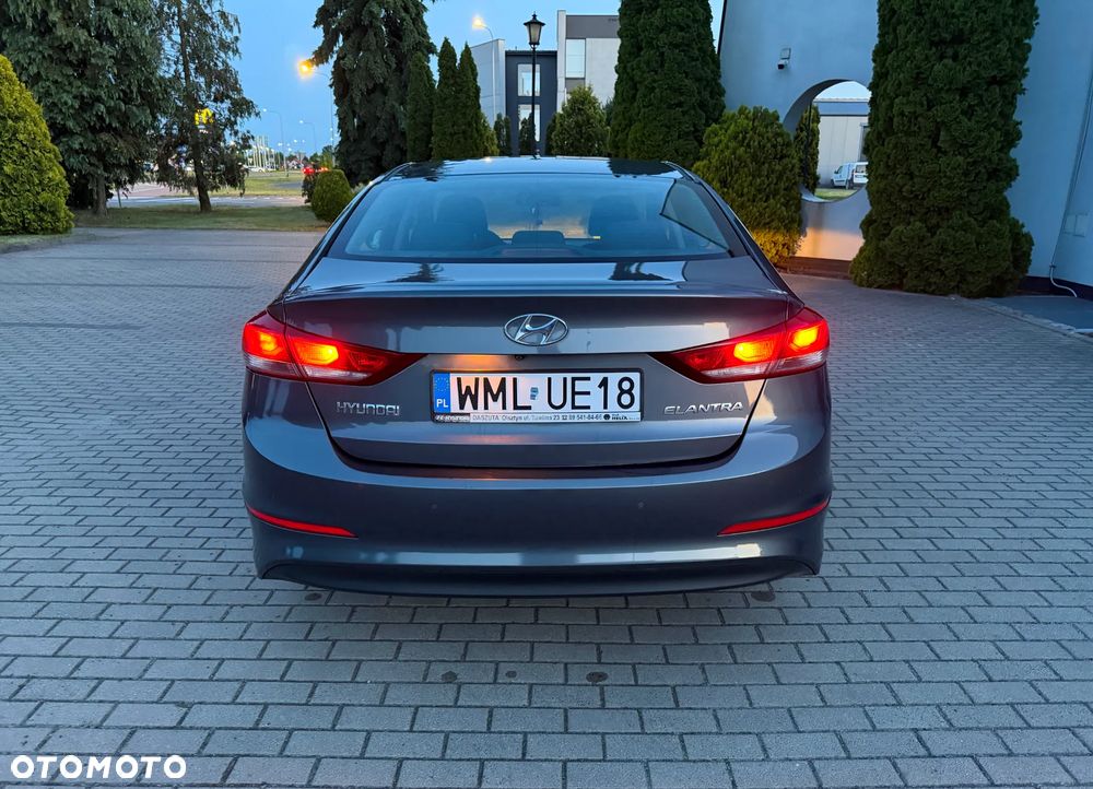 Hyundai Elantra 1.6 Comfort - 10