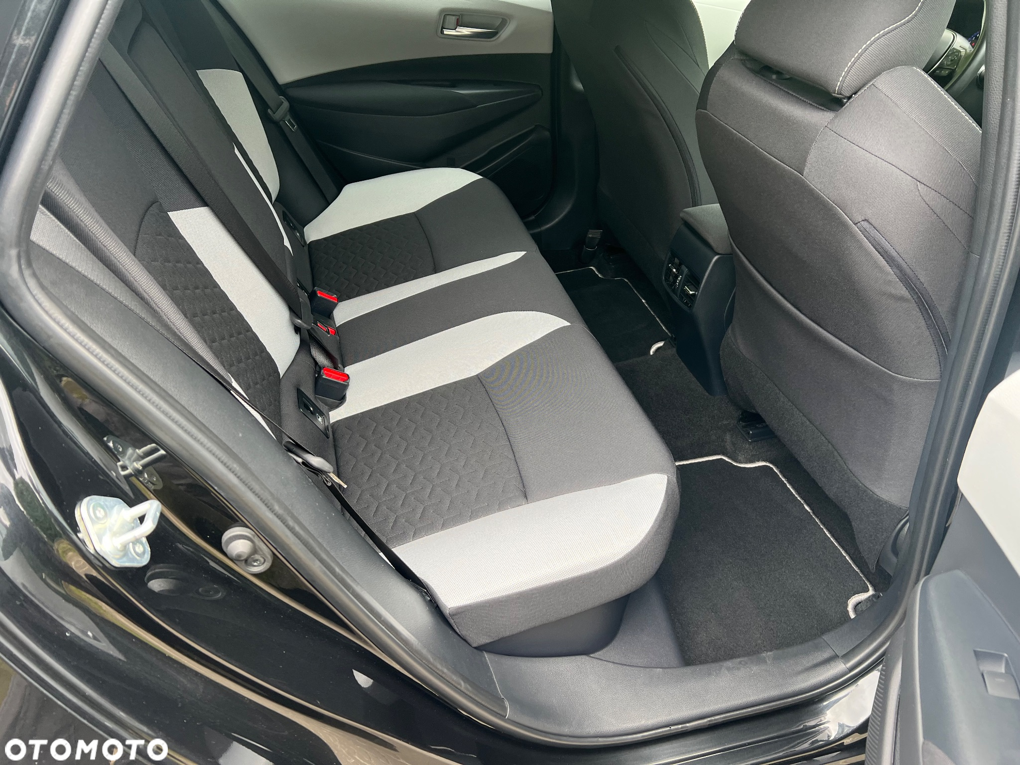 Toyota Corolla 2.0 Hybrid Comfort - 24