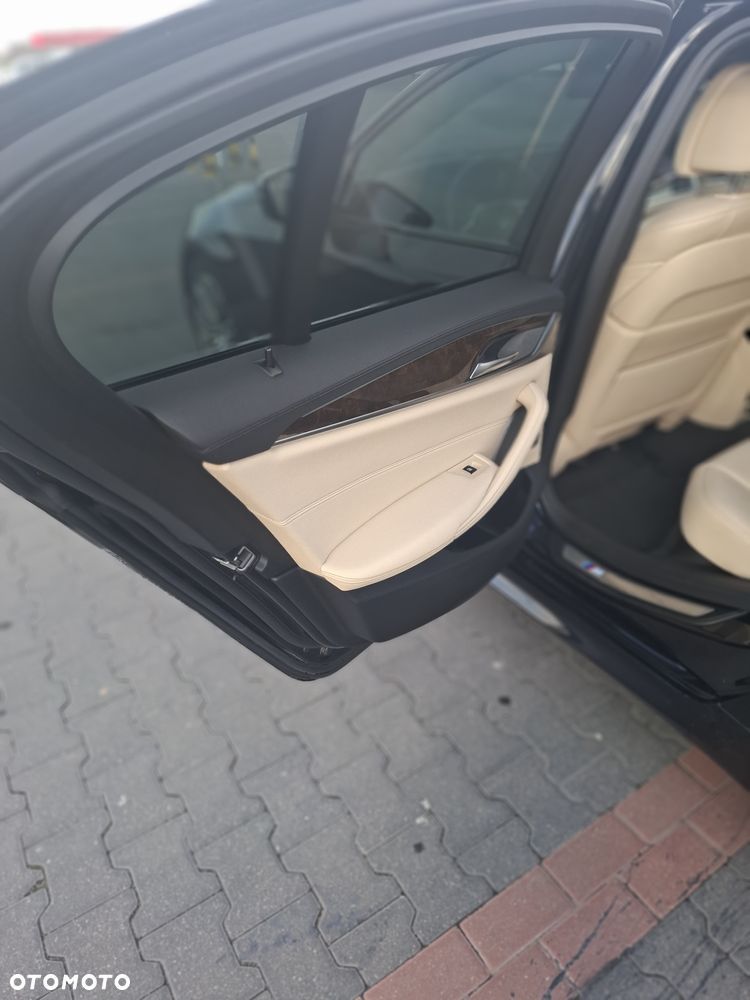 BMW Seria 5 M550i xDrive - 8