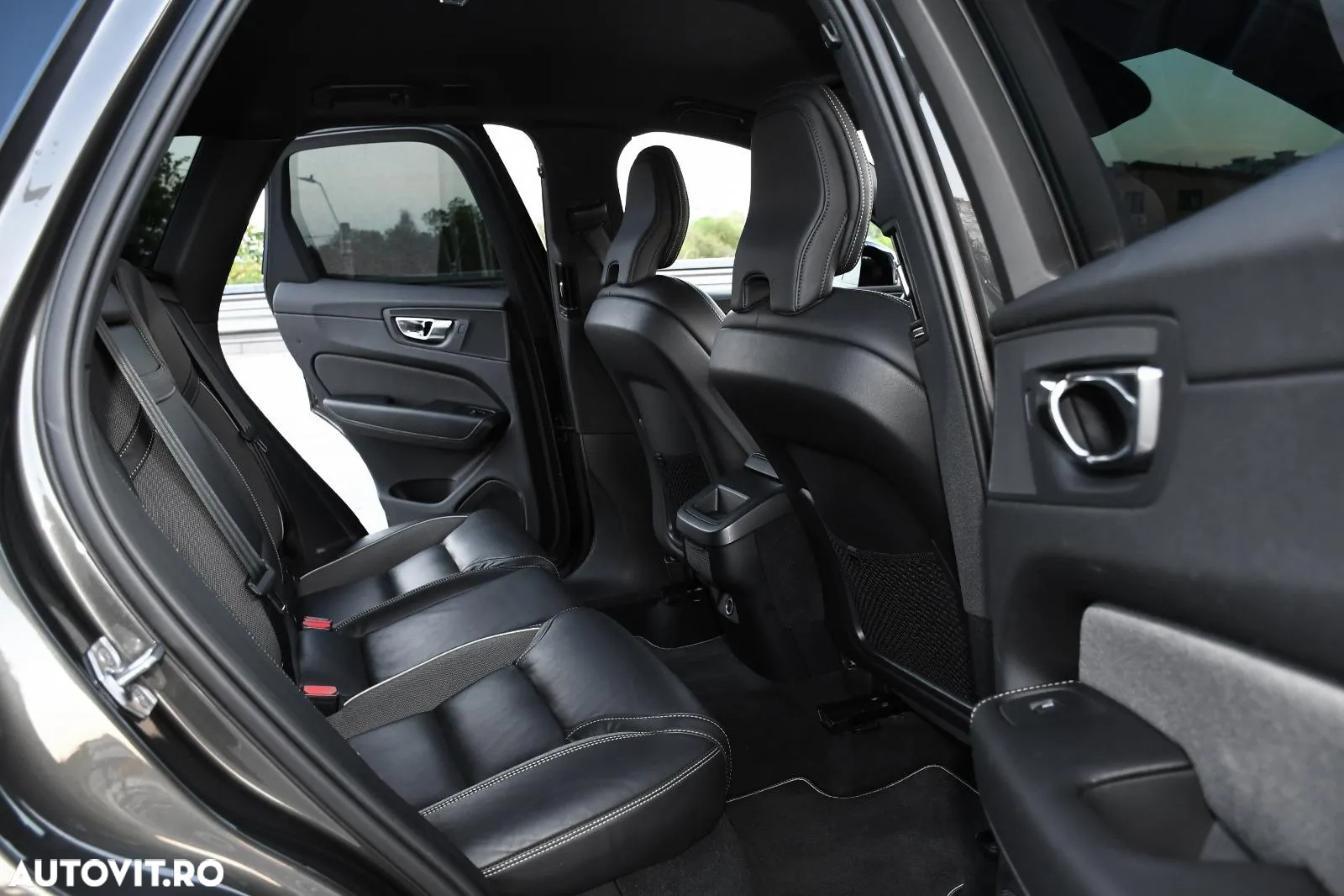 Volvo XC 60 B4 MHEV AT AWD Plus Dark - 18