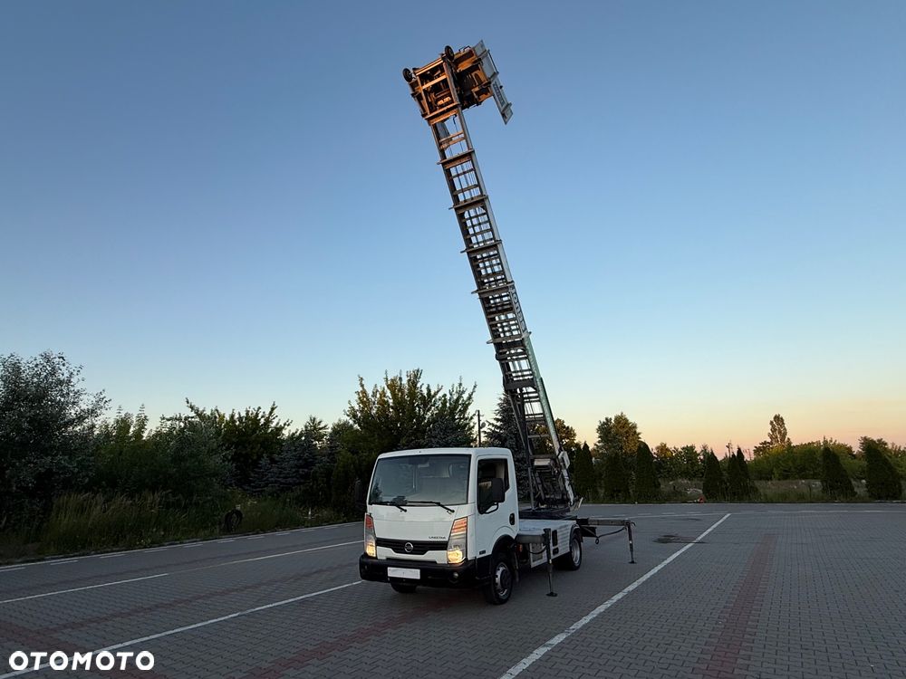 Nissan CABSTAR  2.5  DRABINA - PODAJNIK BOCKER DEKARSKO - MEBLOWY  WYSOKOŚĆ 26 M - 1