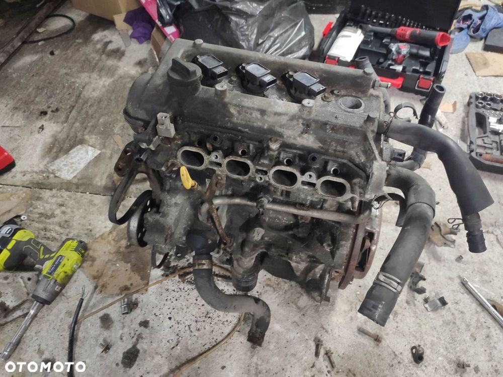 KL SILNIK SŁUPEK TOYOTA YARIS I 99- 1.3 16V 2NZ-FE 180 TYS - 2