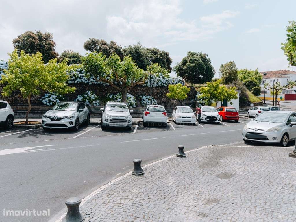 Moradia para recuperar na Lagoa, ilha de São Miguel - Grande imagem: 2/23