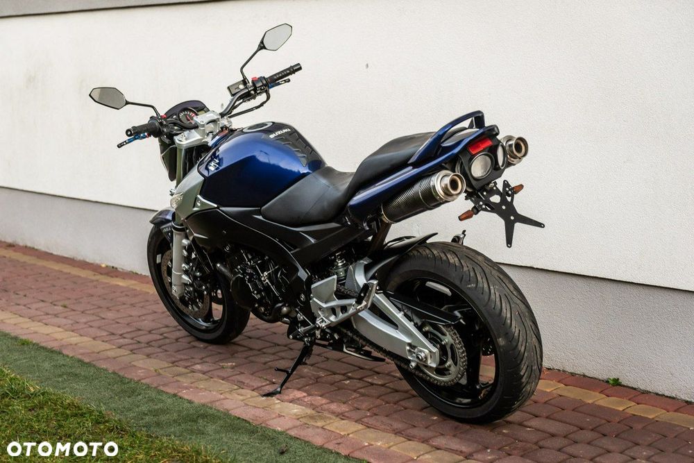 Suzuki GSR - 7