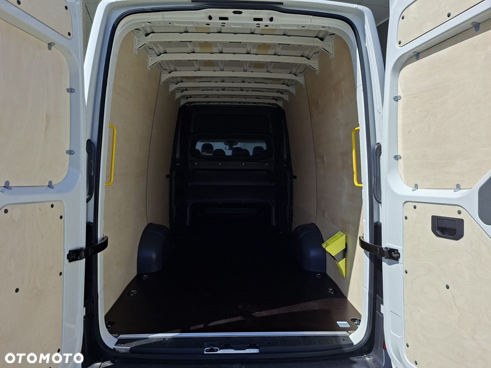 Volkswagen Crafter 35 Furgon z wysokim dachem 7 osobowy, silnik: 2,0 l EURO VI 163 KM / skrzynia biegów: Przedni napęd manualna 6-biegowa rozstaw osi: 4490 mm - 10