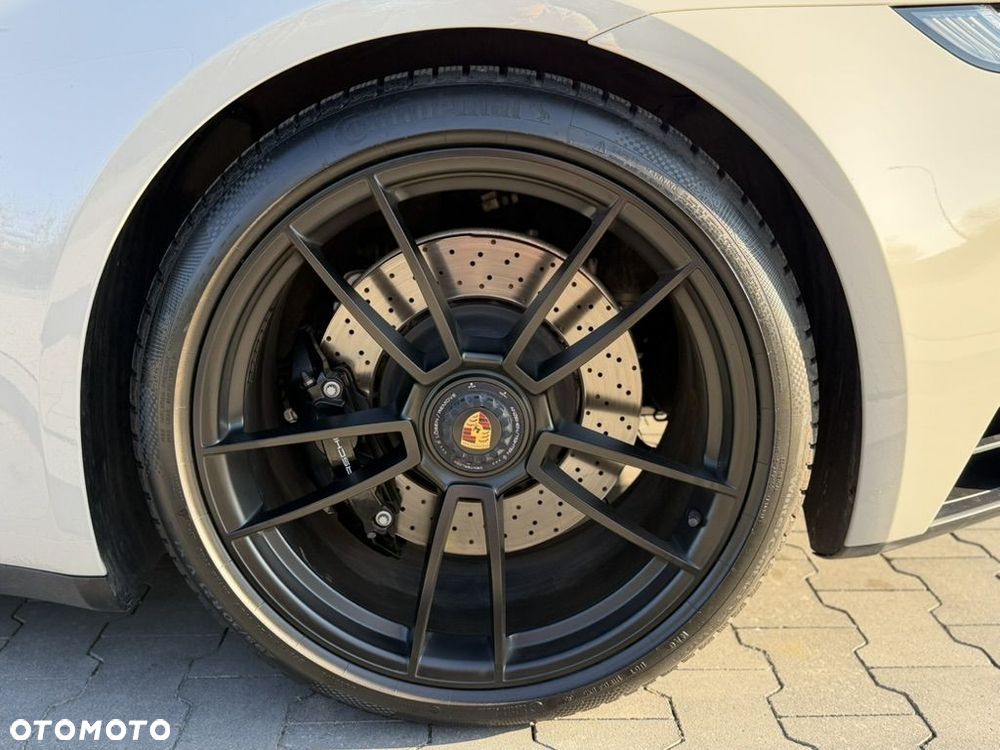 Porsche 911 Carrera 4 GTS - 7