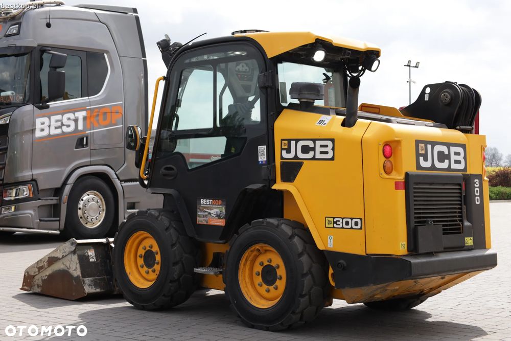 JCB 300 T4 Miniładowarka Skid steer - 8