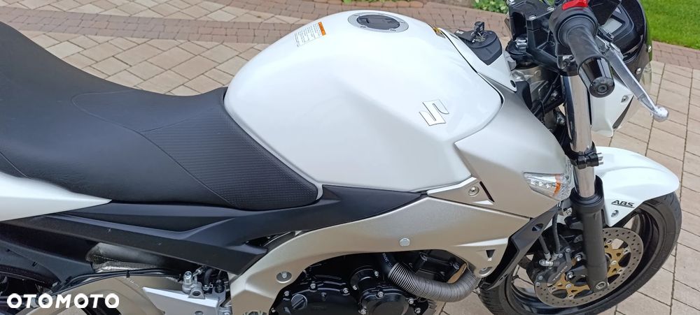 Suzuki GSR - 21