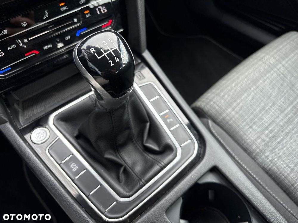 Volkswagen Passat - 15