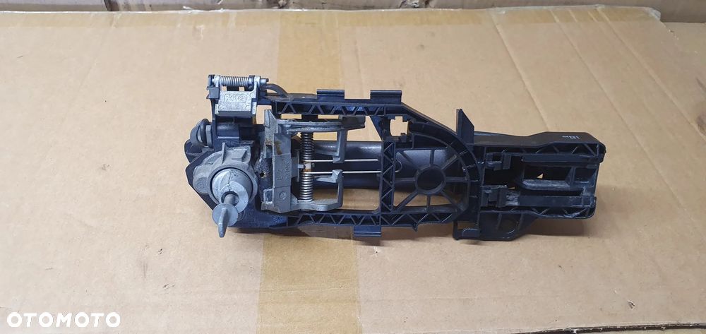 Klamka lewy przód przednia lewa mocowanie VW Passat B7 3C0837885H - 6