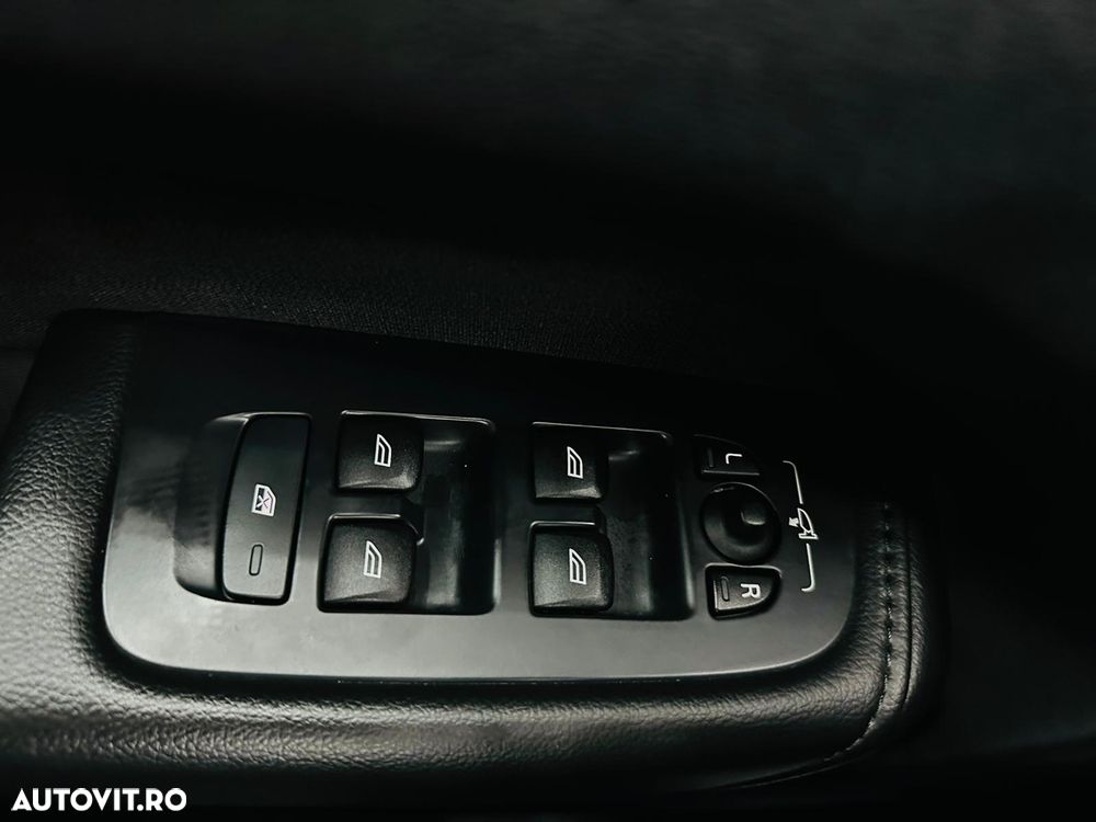 Volvo XC 60 B4 MHEV AT8 FWD Momentum Pro - 13
