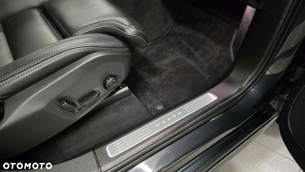 Volvo XC 90 B5 D AWD Plus Dark - 23