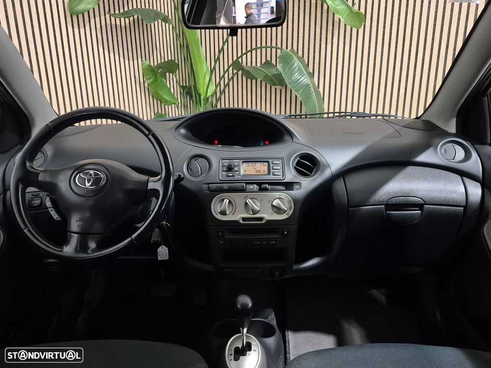 Toyota Yaris 1.0 Sol MMT AC - 8