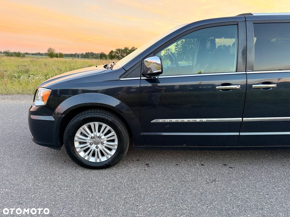 Chrysler Town & Country 3.6 Limited - 8