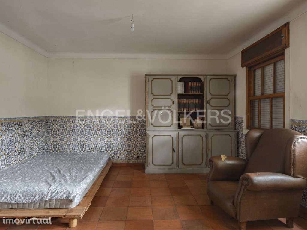 Moradia T6 de 330m² para remodelação em Benfica - Grande imagem: 4/31