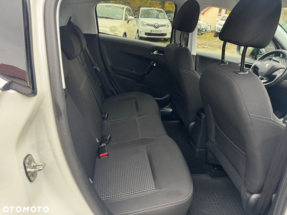 Peugeot 208 - 23