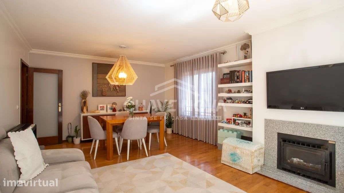 T2 com Varanda, Garagem e Vista Desafogada no Centro de Custóias - Grande imagem: 3/48