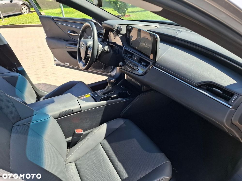Lexus ES 300h Business Edition - 17