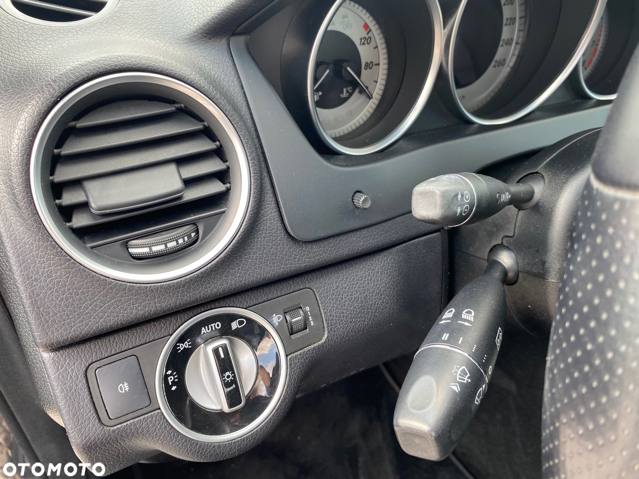 Mercedes-Benz Klasa C 180 CGI Automatik BlueEFFICIENCY Avantgarde - 19
