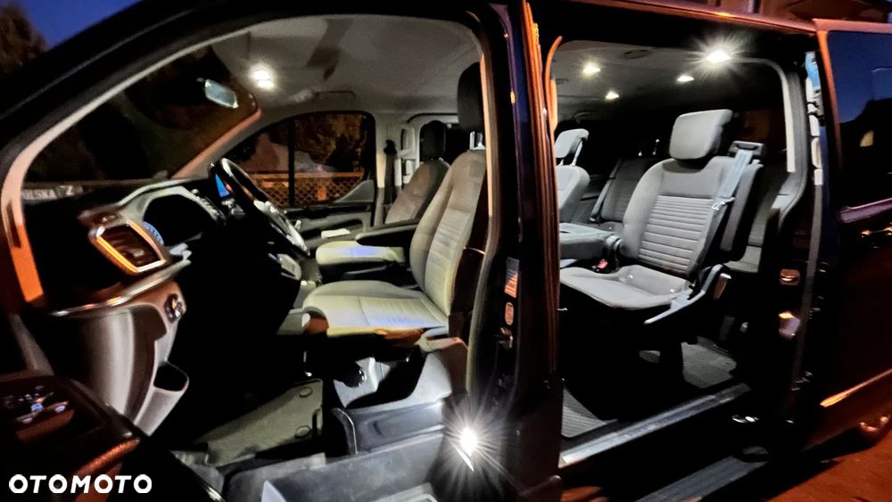 Ford Tourneo Custom - 32