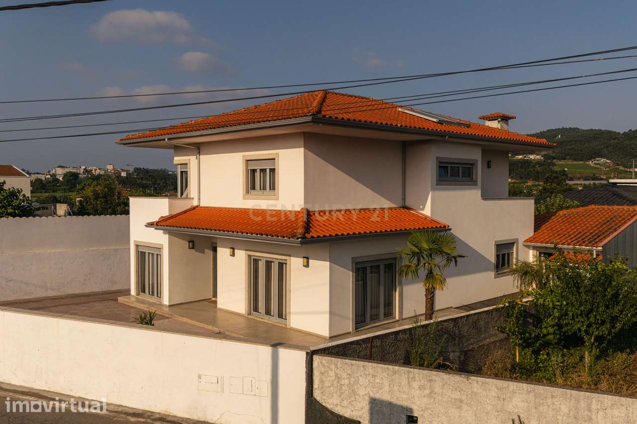 Moradia T4 de Quatro Frentes com Áreas Generosas no Coração de Guilhuf - Grande imagem: 5/50