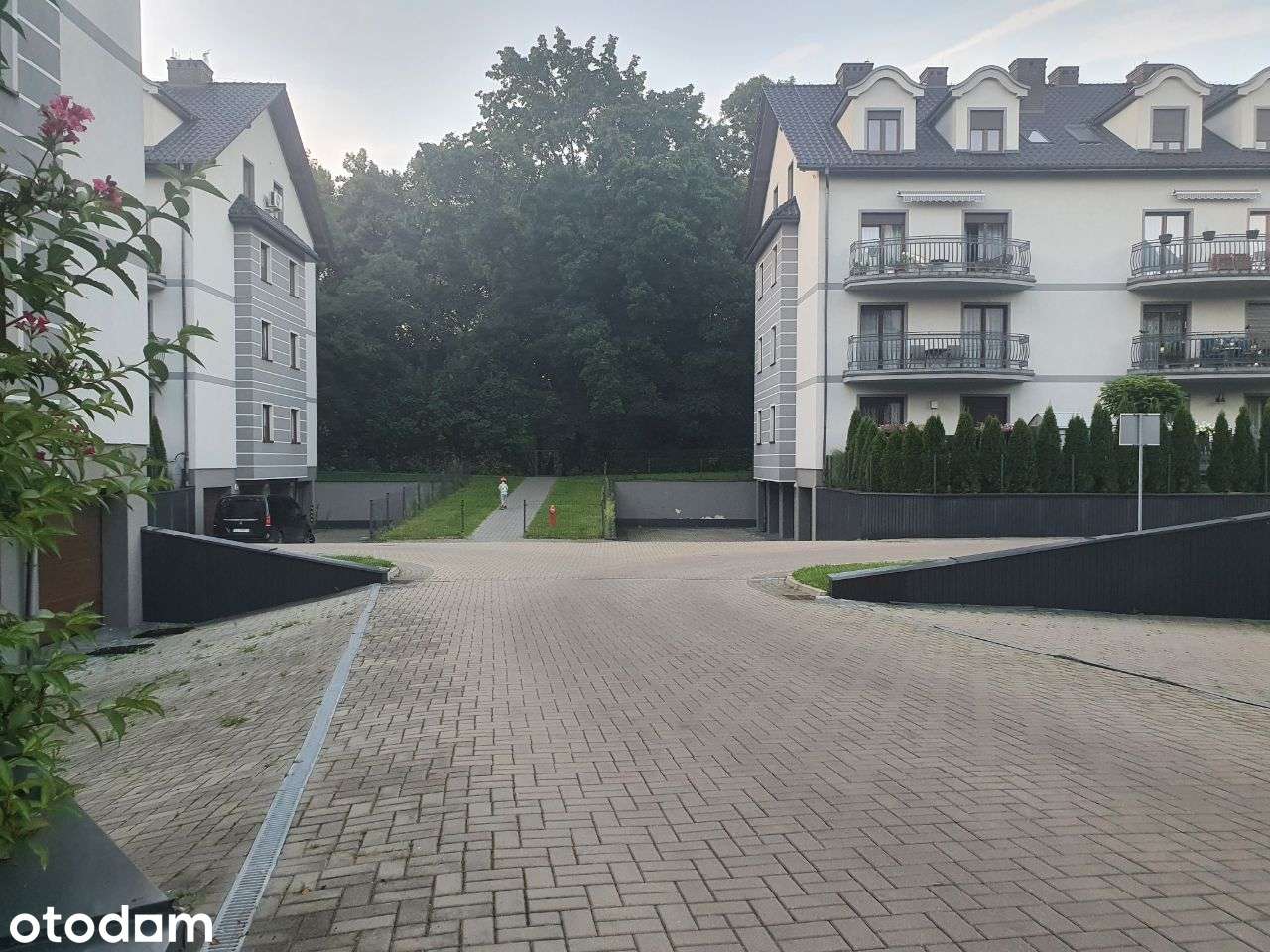 Zamkniete osiedle. Apartament. Ogródek. 2 garaże