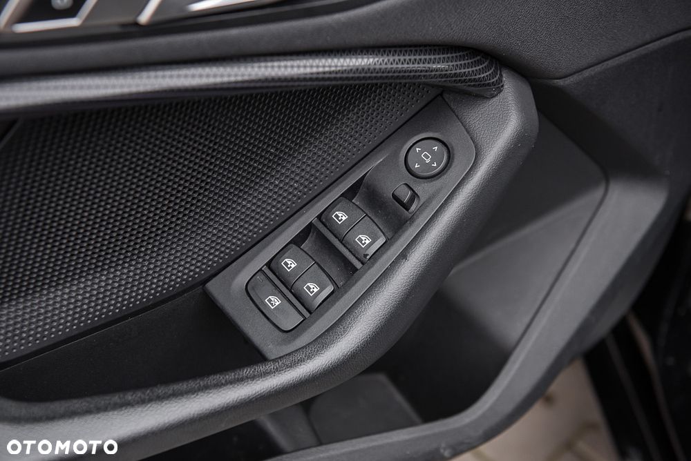 BMW Seria 2 218i - 22