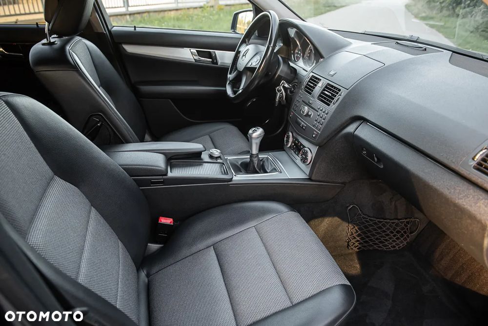 Mercedes-Benz Klasa C 180 BlueEFFICIENCY Avantgarde - 27