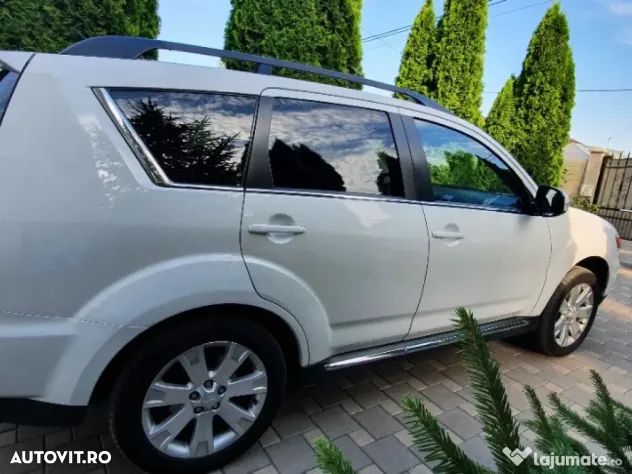 Mitsubishi Outlander - 2