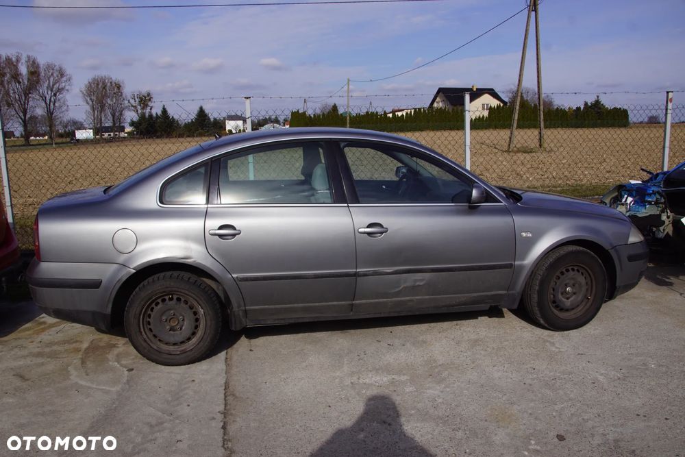 Auto na części - Volkswagen Passat B5 Lift 1.9 TDI 131 KM AVF FRK LD7W 2003R Silnik Skrzynia Drzwi Maska Błotnik Klapa Zderzak Lusterko Lampa Klamka Szyba Deska Kokpit Sterownik Moduł Czujnik Licznik Panel Kierownica - 3
