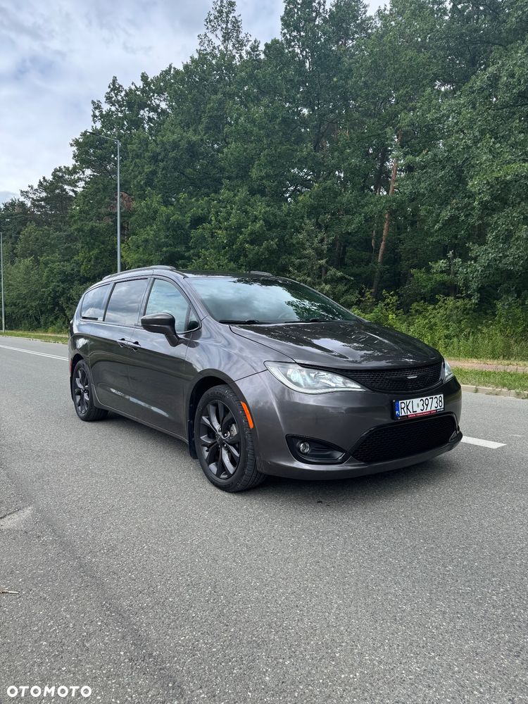 Chrysler Pacifica - 2