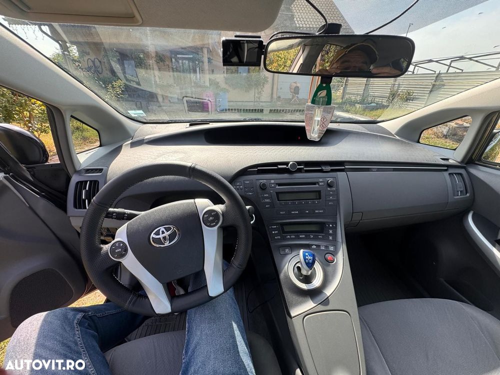 Toyota Prius (Hybrid) Sol - 5