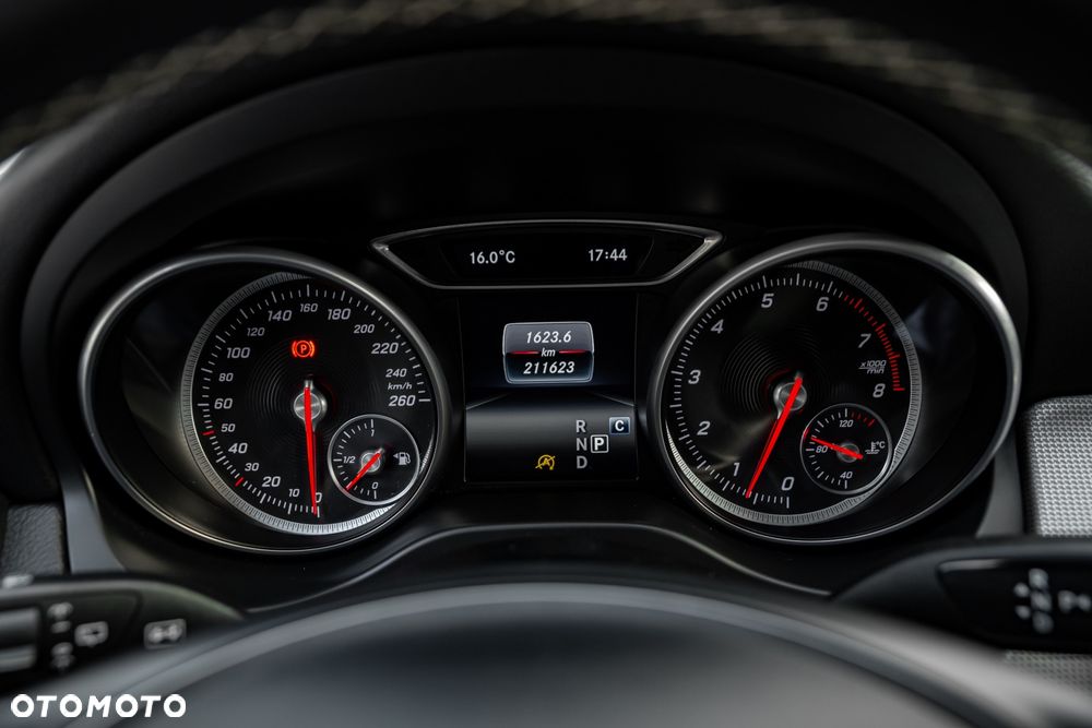 Mercedes-Benz GLA 200 7G-DCT - 31