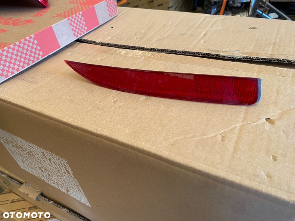 TOYOTA COROLLA E21 SEDAN VII 19- Oryginalny! PRAWY TYLNY ODBLASK LAMPKA ODBLASKOWA ZDERZAKA TYLNEGO  W ZDERZAK TYLNY TYŁ  PRAWA STRONA  E 21 E210 E 210  81910-02220  8191002220 - 4