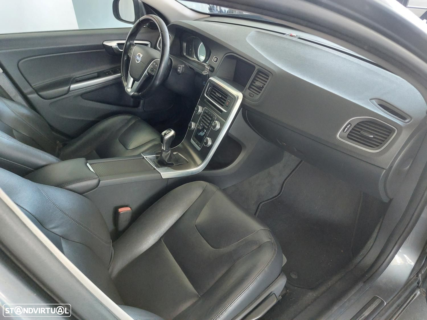 Volvo V60 2.0 D2 Momentum - 38