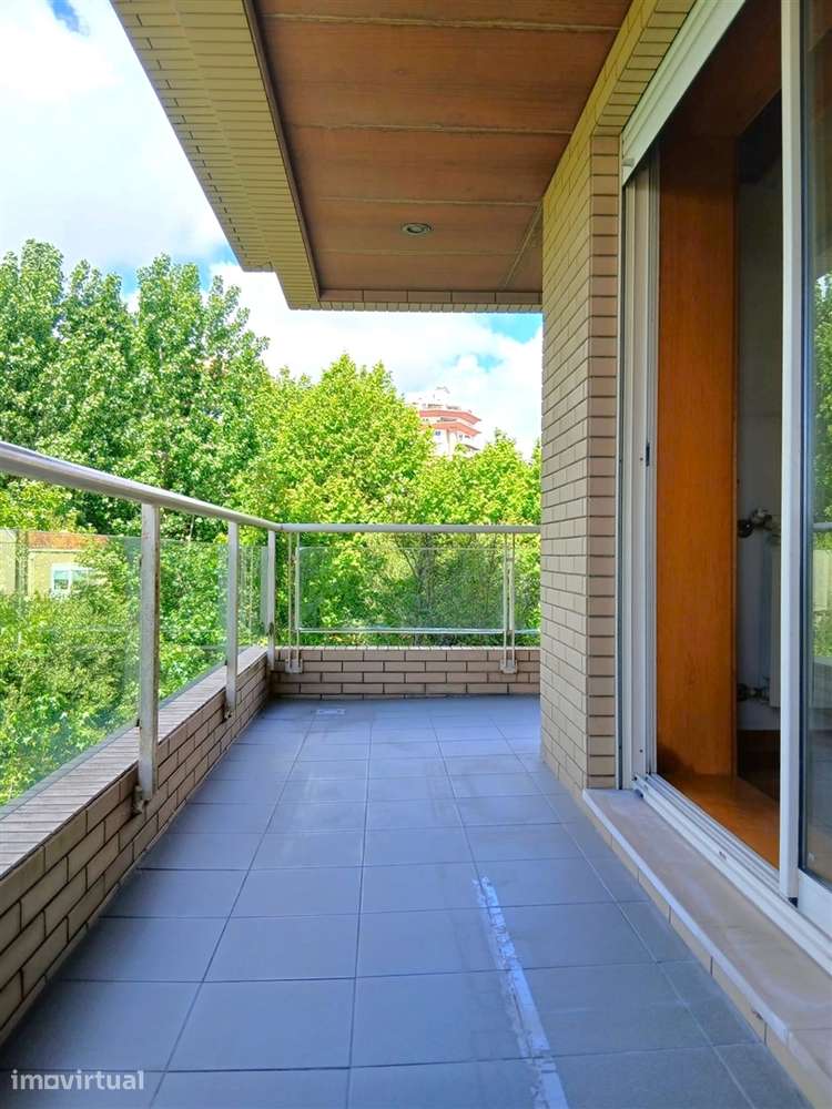 Apartamento T3 com Varanda junto à Praça do Império – Foz do Douro - Grande imagem: 3/26