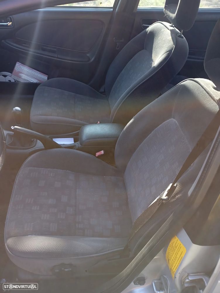 Toyota Avensis S/D 1.6 Executive - 6