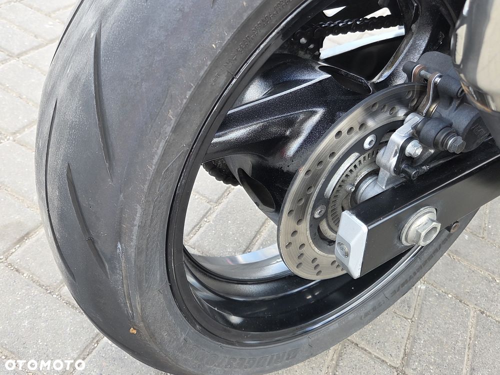 Suzuki GSR - 23