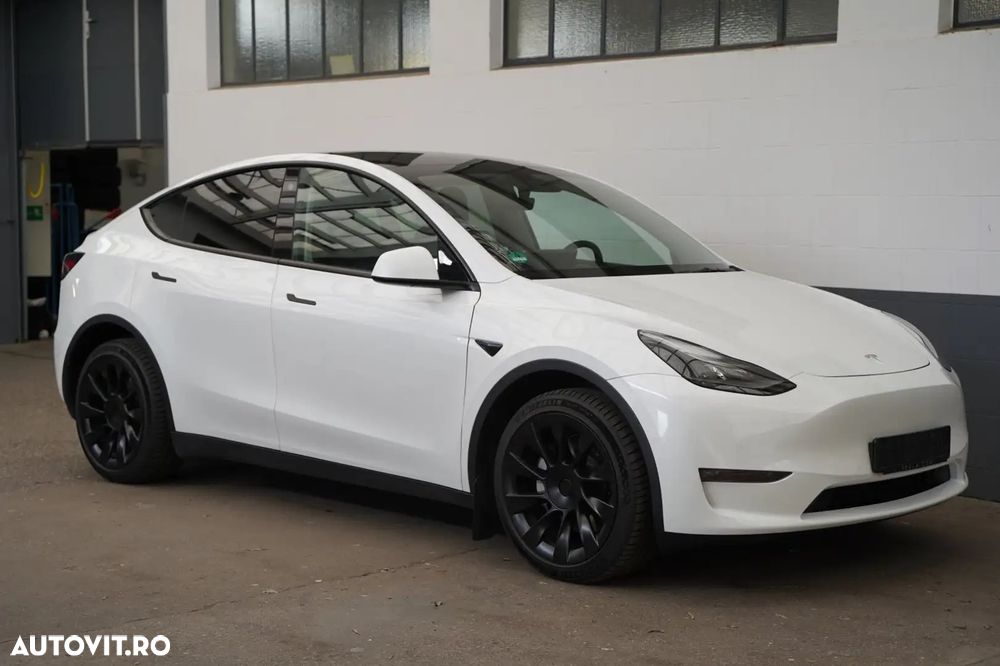 Tesla Model Y Long Range Dual Motor AWD - 11