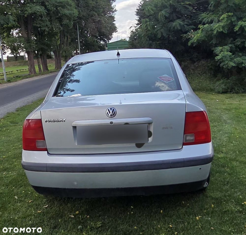 Volkswagen Passat 1.6 - 4