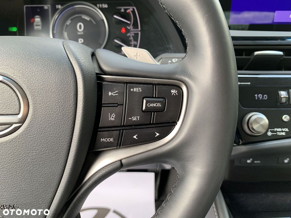 Lexus ES 300h Business Edition - 17