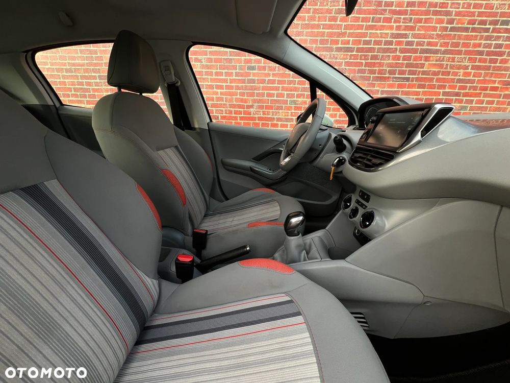 Peugeot 208 - 13