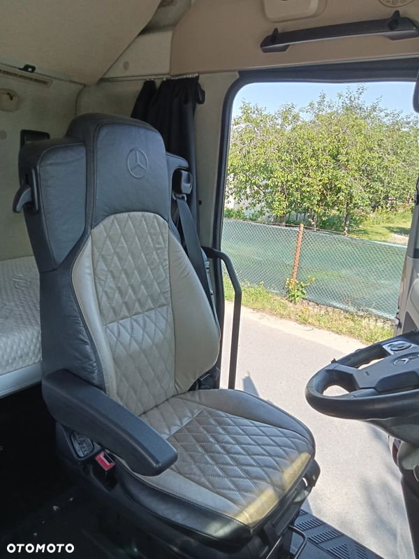 Fotele Mercedes-Benz Actros jasna skóra
