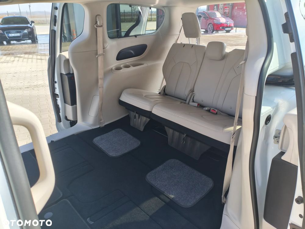Chrysler Pacifica - 12