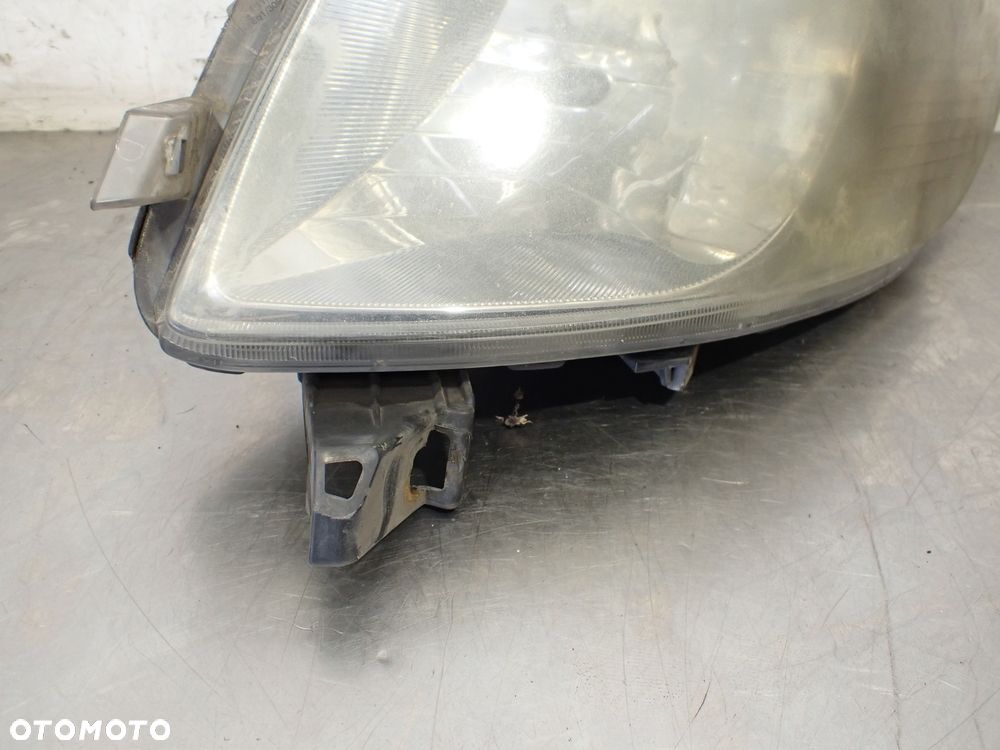 LAMPA PRAWA PRZEDNIA TOYOTA YARIS II 1.4 81110-0D120 - 2