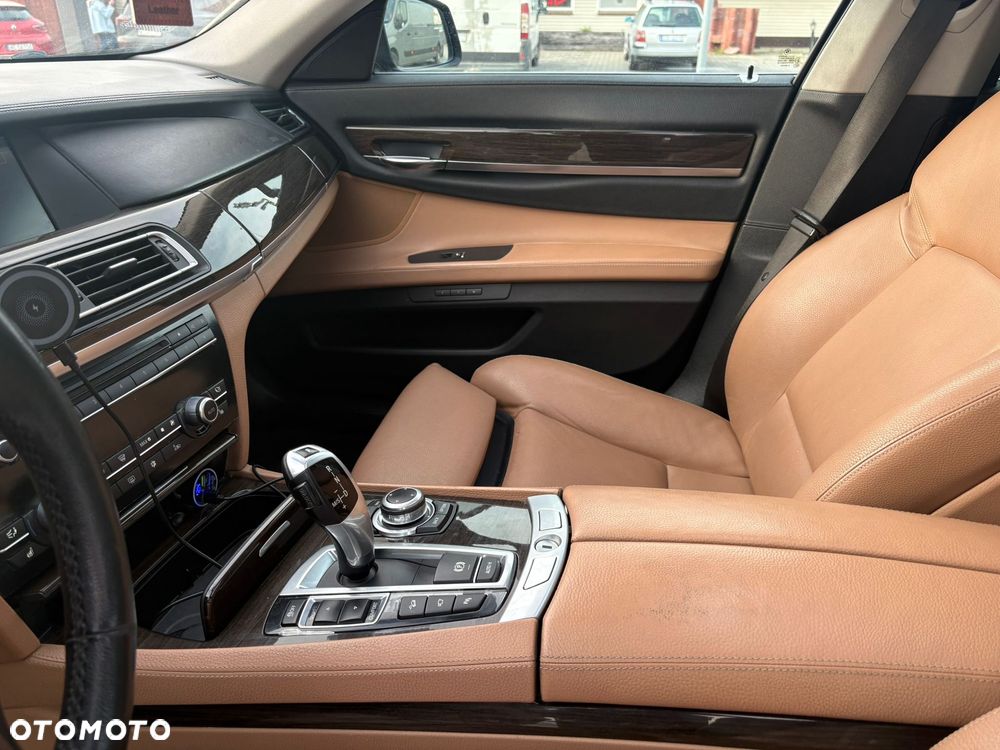 BMW Seria 7 750i L - 11